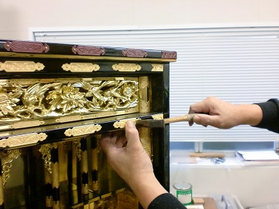 金仏壇に金具の取付作業